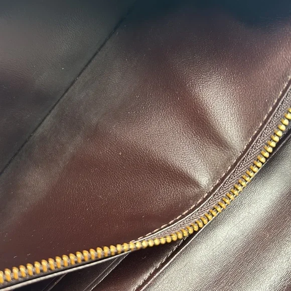 Authentic Louis Vuitton monogram vernis Sara wallet.